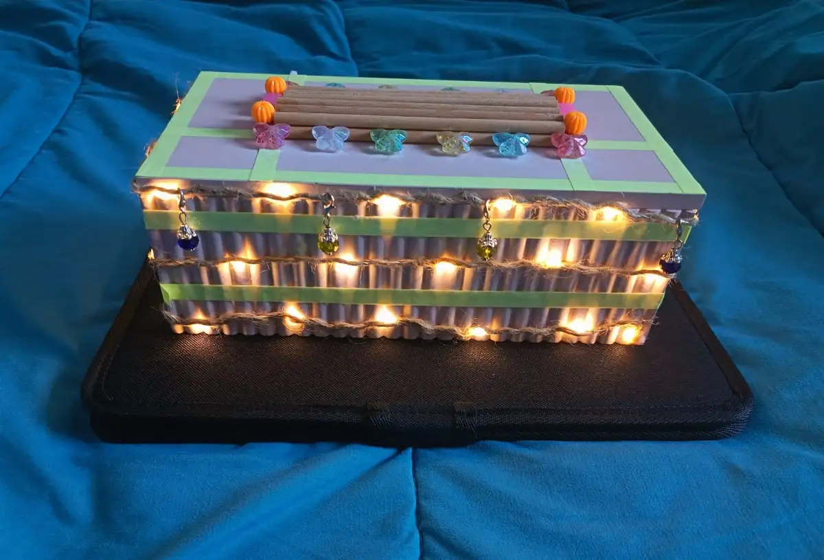 Tirelire en bois décorer est lumineuse